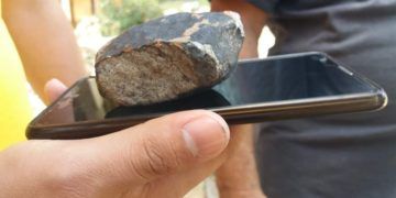 Uno de los fragmentos de un meteorito caídos en Viñales, Pinar del Río, el 1 de febero de 2019. Foto: Periódico Guerrillero.