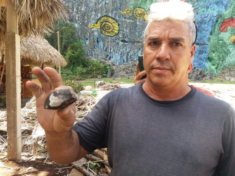 Uno de los fragmentos de un meteorito caídos en Viñales, Pinar del Río, el 1 de febero de 2019, en mano de uno de los testigos del hecho. Foto: Periódico Guerrillero.
