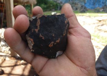 Posible fragmento de meteorito caído en Valle de Viñales en Pinar del Río, el 1 de febrero de 2019. Foto: Fátima Rivero Amador / Facebook.