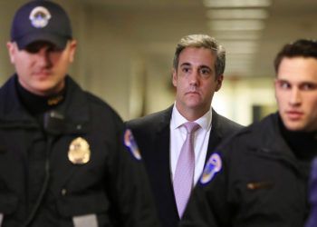 Michael Cohen (centro, detrás), exabogado personal del presidente de Estados Unidos, Donald Trump, tras una vista a puerta cerrada en el Comité de Inteligencia del Senado, en el Capitolio, Washington, el 26 de febrero de 2019. (AP Foto/Manuel Balce Ceneta)