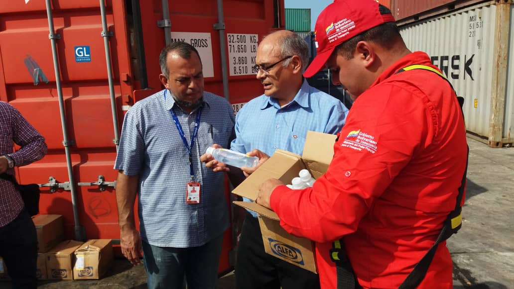 El ministro de Salud de Venezuela, Carlos Alvarado (c), en el recibimiento de un envío de medicinas de Cuba, China y la OPS, en el puerto de La Guaira, el 13 de febrero de 2019. Foto: @AlvaradoC_MPPS / Twitter.