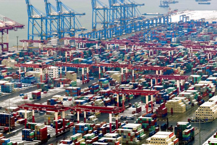 Actividad en el puerto en Qingdao, en la provincia de Shandong, en el este de China. Foto: Chinatopix vía AP / Archivo.