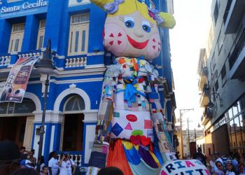 La muñeca "María Parchitos", de 30 metros de altura, ya se exhibe en Camagüey. Sus creadores aspiran a incluirla en el libro de récords Guinness como la más grande del mundo. Foto: @cadenagramonte / Twitter.
