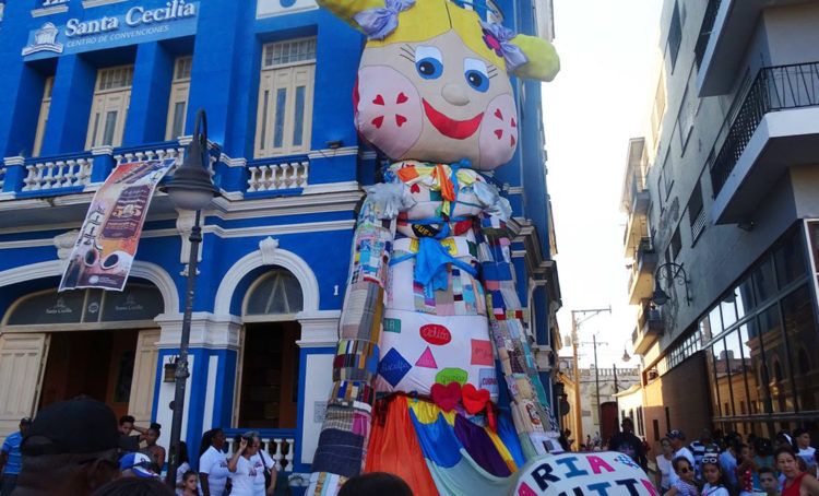 La muñeca "María Parchitos", de 30 metros de altura, ya se exhibe en Camagüey. Sus creadores aspiran a incluirla en el libro de récords Guinness como la más grande del mundo. Foto: @cadenagramonte / Twitter.