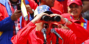 El presidente Nicolás Maduro ve a través de unos binoculares durante un acto del gobierno en Caracas, Venezuela, el sábado 2 de febrero de 2019. Foto: Ariana Cubillos / AP.