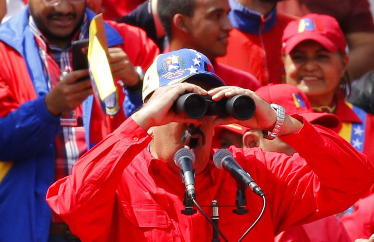 El presidente Nicolás Maduro ve a través de unos binoculares durante un acto del gobierno en Caracas, Venezuela, el sábado 2 de febrero de 2019. Foto: Ariana Cubillos / AP.