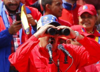 El presidente Nicolás Maduro ve a través de unos binoculares durante un acto en Caracas, Venezuela, el sábado 2 de febrero de 2019. Foto: Ariana Cubillos / AP.