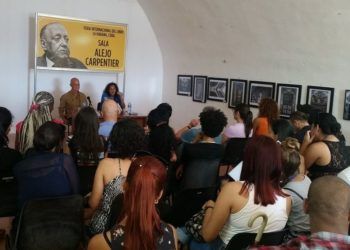 La sala se llenó de lectores ávidos por conocer de primera mano la obra de Pedro Juan Gutiérrez. Foto: Tomadas del Facebook de Rafael Grillo.