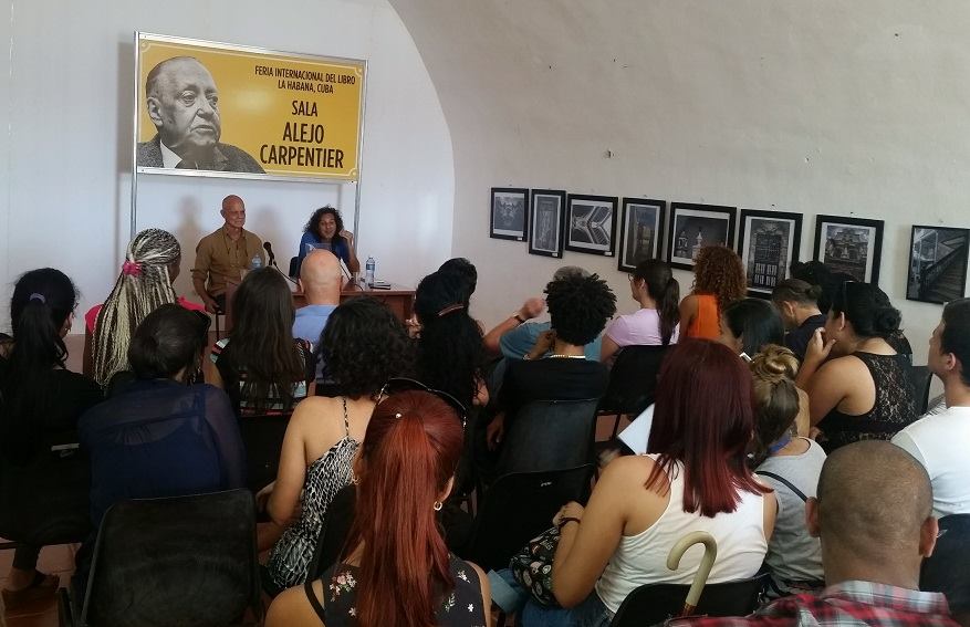 La sala se llenó de lectores ávidos por conocer de primera mano la obra de Pedro Juan Gutiérrez. Foto: Tomadas del Facebook de Rafael Grillo.