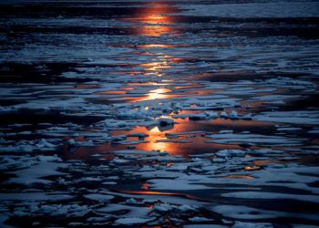 El sol de medianoche brilla a través del hielo marino en el Pasaje Noroccidental en el Archipiélago Ártico Canadiense en 2017. Foto: David Goldman / AP.