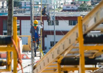 Trabajos de rehabilitación eléctrica en el municipio de Regla, en La Habana, tras el tornado del 28 de enero de 2019. Foto: Otmaro Rodríguez.