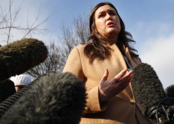 La portavoz de la Casa Blanca, Sarah Huckabee Sanders, habla con los medios afuera de la residencia presidencial, en Washington, el viernes 18 de enero de 2019. (AP Foto/Jacquelyn Martin)