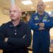 Fotografía de archivo del 26 de marzo de 2015 del astronauta Scott Kelly, derecha, miembro de la misión a la Estación Espacial Internacional, en un cuarto de cuarentena, atrás de su hermano gemelo, Mark Kelly, también astronauta. Foto: Dmitry Lovetsky / AP / Archivo.