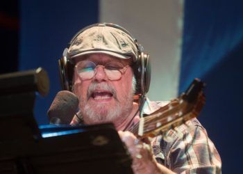Silvio Rodríguez durante su concierto en Regla. Foto: Yander Zamora / EFE.