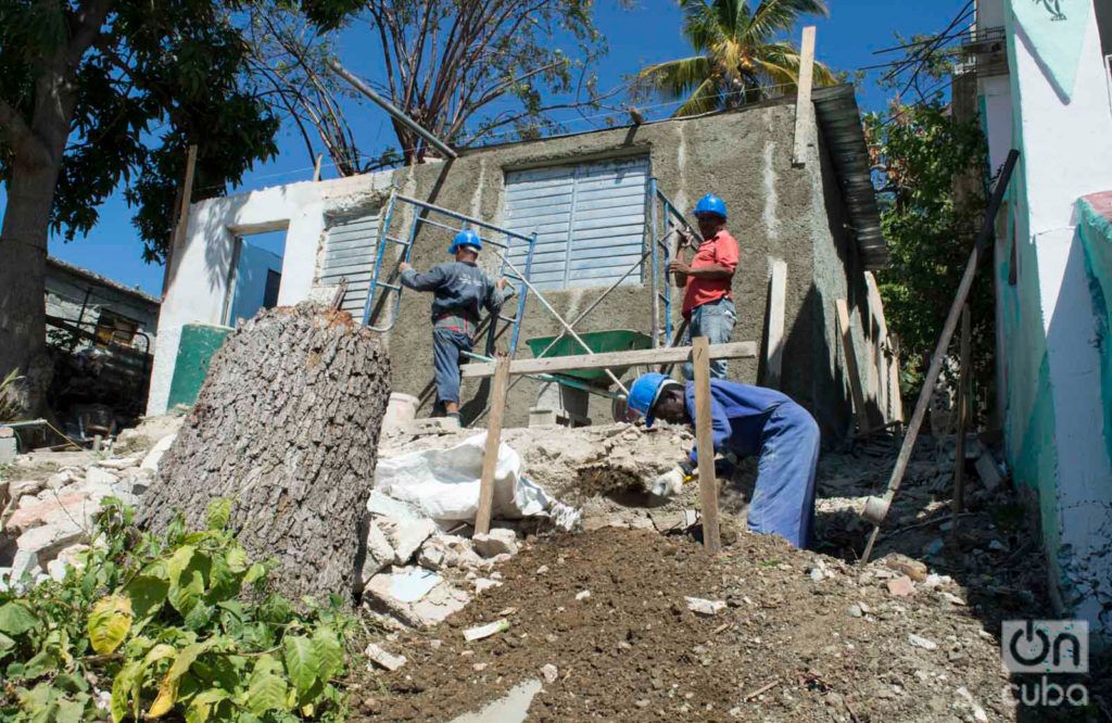Trabajos en la casa de Danaisy Alfonso, en Guanabacoa, un mes después del tornado que destruyó su techo y las paredes de su cuarto. Foto: Otmaro Rodríguez.
