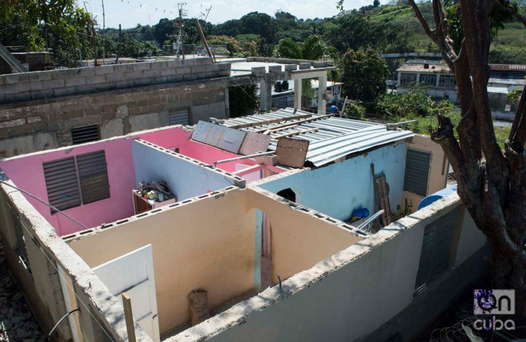 Vista de la casa de Danaisy Alfonso, en Guanabacoa, un mes después del tornado que destruyó su techo y las paredes de su cuarto. Foto: Otmaro Rodríguez.