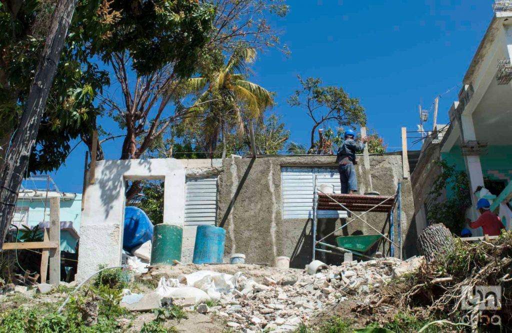 Trabajos en la casa de Danaisy Alfonso, en Guanabacoa, un mes después del tornado que destruyó su techo y las paredes de su cuarto. Foto: Otmaro Rodríguez.