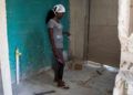 Danaisy Alfonso muestra el baño en construcción, en el albergue de El Roble, en Guanabacoa, un mes después del tornado que azotara La Habana el 27 de enero de 2019. Foto: Otmaro Rodríguez.