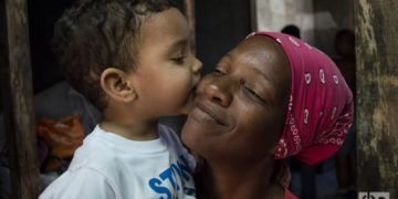 Milagros García y su hijo Dylan, de 3 años, a un mes del tornado que destruyó su casa en la barriada de Luyanó, en La Habana. Foto: Otmaro Rodríguez.