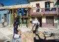 Trabajos en la barriada habanera de Luyanó un mes después del tornado que azotó algunos municipios de la capital cubana. Foto: Otmaro Rodríguez.