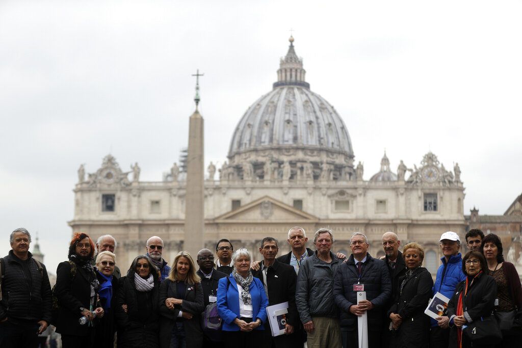 Miembros de la organización Fin al Abuso Clerical posan para una foto frente al Vaticano, el lunes 18 de febrero de 2019. Foto: Gregorio Borgia / AP.