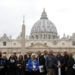 Miembros de la organización Fin al Abuso Clerical posan para una foto frente al Vaticano, el lunes 18 de febrero de 2019. Foto: Gregorio Borgia / AP.