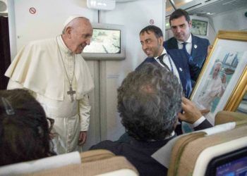 El Papa Francisco recibe un regalo de un periodista a bordo del avión papal cuando viaja de Abu Dabi a Roma el 5 de febrero del 2019. Foto: Luca Zennaro / Pool vía AP.