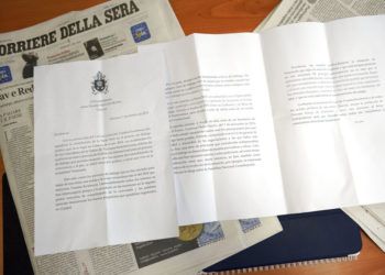 Reproducción de la carta de tres páginas que, según el diario italiano "Corriere della Sera", el papa Francisco le escribió al presidente venezolano Nicolás Maduro, en Roma el 13 de febrero del 2019. Foto: Andrew Medichini / AP.