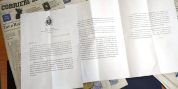 Reproducción de la carta de tres páginas que, según el diario italiano "Corriere della Sera", el papa Francisco le escribió al presidente venezolano Nicolás Maduro, en Roma el 13 de febrero del 2019. Foto: Andrew Medichini / AP.