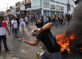 Un manifestante arroja piedras durante enfrentamientos con la Guardia Nacional Bolivariana en Ureña, Venezuela, cerca de la frontera con Colombia, el sábado 23 de febrero de 2019. Foto: Rodrigo Abd / AP.