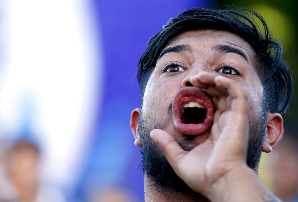 Un hombre frita durante una protesta contra la intervención estadounidense en Venezuela, en Buenos Aires, Argentina, el martes 5 de febrero de 2019. (AP Foto/Natacha Pisarenko)