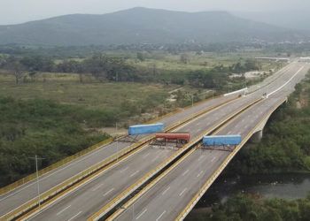 Esta imagen tomada de un video muestra un camión cisterna de combustible, remolques de carga y cercos improvisados bloqueando el Puente Internacional Tienditas en un intento por detener la entrada a Venezuela de ayuda humanitaria desde Colombia, vista desde las afueras de Cúcuta, Colombia, el miércoles 6 de febrero de 2019. (AP Foto)