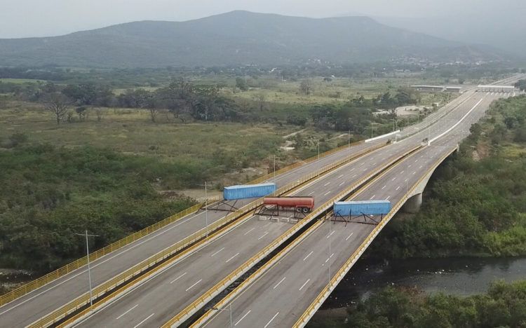 Esta imagen tomada de un video muestra un camión cisterna de combustible, remolques de carga y cercos improvisados bloqueando el Puente Internacional Tienditas en un intento por detener la entrada a Venezuela de ayuda humanitaria desde Colombia, vista desde las afueras de Cúcuta, Colombia, el miércoles 6 de febrero de 2019. (AP Foto)