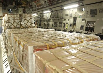 El interior de un avión de carga C-17 con ayuda humanitaria antes de despegar de la Base de Reserva de la Fuerza Aérea de Estados Unidos en Homestead Florida, el sábado 16 de febrero de 2019. Foto: Luis M. Álvarez / AP / Archivo.