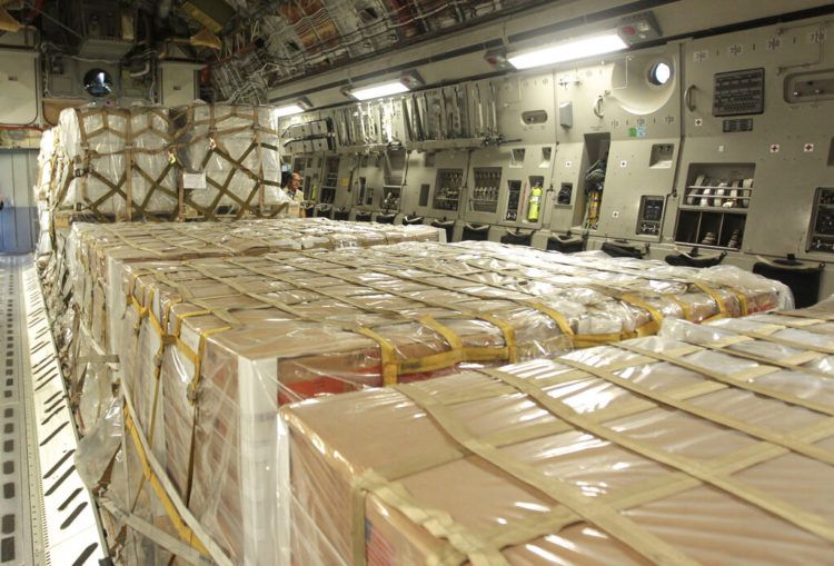 El interior de un avión de carga C-17 con ayuda humanitaria antes de despegar de la Base de Reserva de la Fuerza Aérea de Estados Unidos en Homestead Florida, el sábado 16 de febrero de 2019. Foto: Luis M. Álvarez / AP / Archivo.