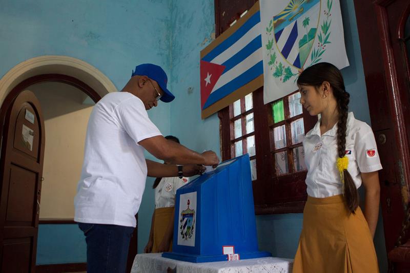 Votación en un colegio electoral de La Habana durante el referendo constitucional del 24 de febrero de 2019. Foto: Yander Zamora / EFE.
