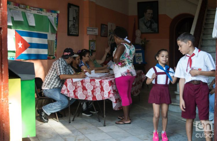 Votación en un colegio electoral de La Habana durante el referendo sobre la nueva Constitución cubana, el 24 de febrero de 2019. Foto: Otmaro Rodríguez.