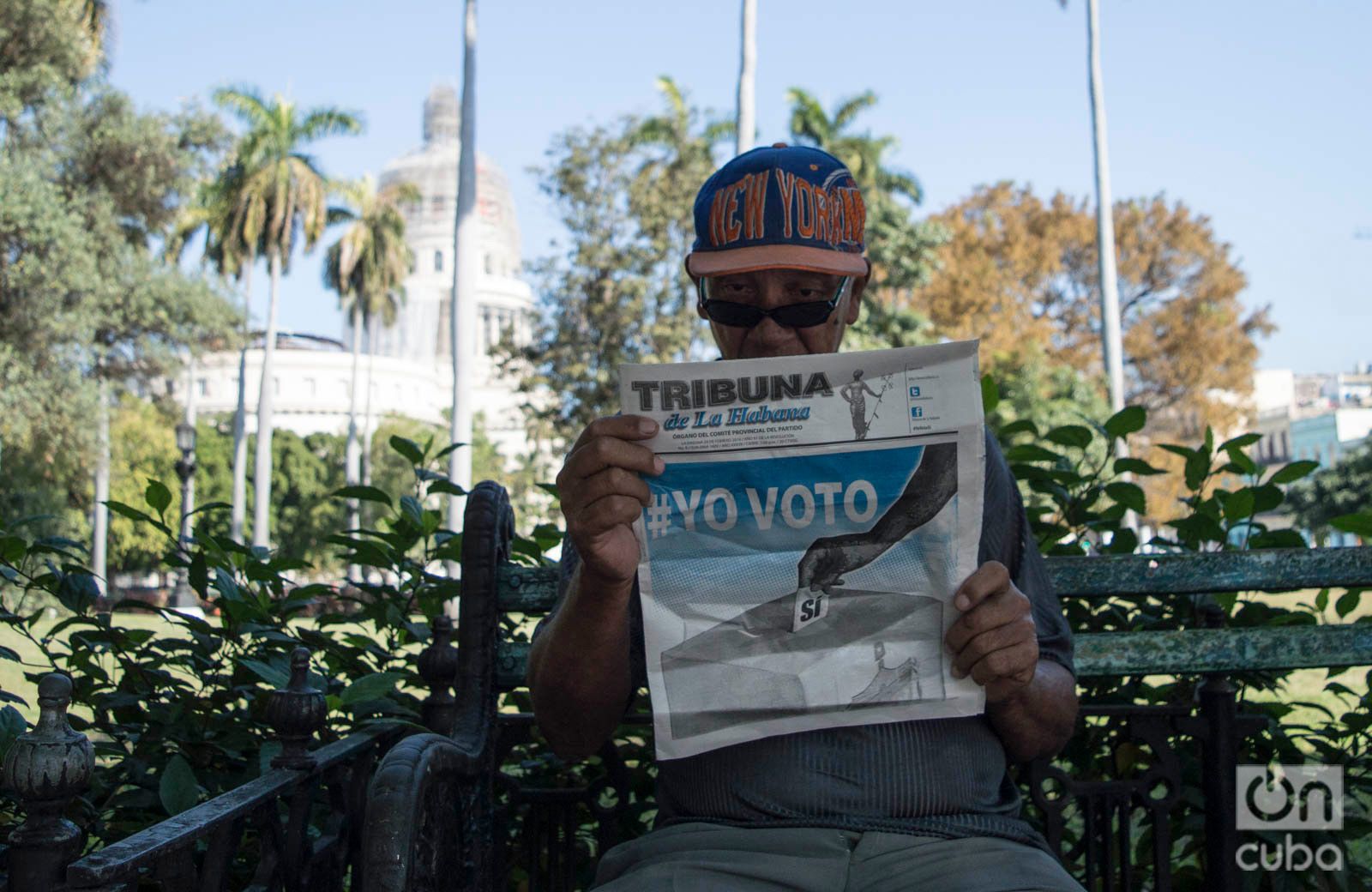 Un hombre lee un periódico en La Habana con propaganda a favor del voto por el "sí" en el referendo constitucional de Cuba, el 24 de febrero de 2019. Foto: Otmaro Rodríguez.