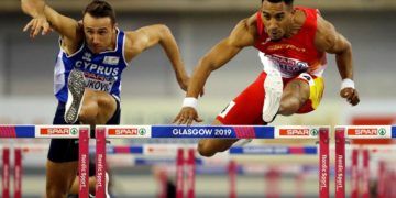 Milan Trajkovic (izquierda), de Chipre, compite contra Orlando Ortega, cubano nacionalizado español, durante la semifinal de ls 60m con vallas en el Campeoanto Europeo de Glasgow. March 2019. (Chipre, España) EFE/EPA/VALDRIN XHEMAJ