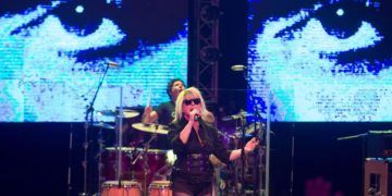 La cantante de la banda estadounidense Blondie Debbie Harry se presentó en un concierto en el teatro Mella en La Habana (Cuba). Foto: Yander Zamora / EFE.