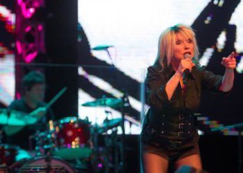 La cantante de la banda estadounidense Blondie Deborah Ann Harry, más conocida como Debbie Harry se presenta durante un concierto de la agrupación este 15 de marzo de 2019 en el teatro Mella de La Habana (Cuba). EFE/Yander Zamora
