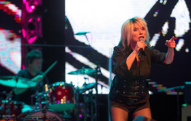 La cantante de la banda estadounidense Blondie Deborah Ann Harry, más conocida como Debbie Harry se presenta durante un concierto de la agrupación este 15 de marzo de 2019 en el teatro Mella de La Habana (Cuba). EFE/Yander Zamora
