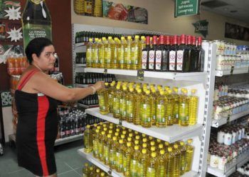 Los cubanos esperan que el aceite vegetal se normalice en los anaqueles de las tiendas y terminen las colas. Foto: Granma / Archivo.
