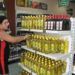 Los cubanos esperan que el aceite vegetal se normalice en los anaqueles de las tiendas y terminen las colas. Foto: Granma / Archivo.