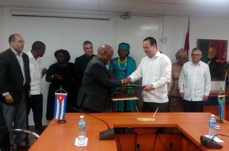 Los ministros de salud de Cuba, José Ángel Portal (3-d), y de Sudáfrica, Pakishe Aaron Motsoaledi (5-i), se saludan tras firmar un acuerdo intergubernamental, el 4 de marzo de 2019 en La Habana. Foto: @MINSAPCuba / Twitter.