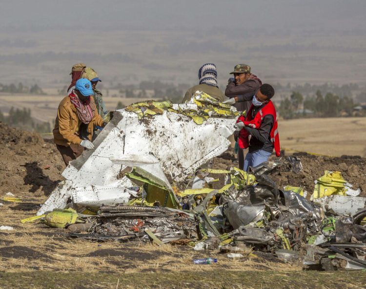 Rescatistas trabajan en el lugar donde se estrelló un avión de Ethiopian Airlines, cerca de Bishoftu, o Debre Zeit, al sur de Adís Abeba, Etiopía, el 11 de marzo de 2019. Foto: Mulugeta Ayene / AP.