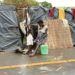 Sobrevivientes del ciclón Idai, junto a un refugio improvisado junto a una carretera cerca de Nhamatanda, a unos 50 kms de Beira, Mozambique, el 22 de marzo de 2019. (AP Foto/Tsvangirayi Mukwazhi)