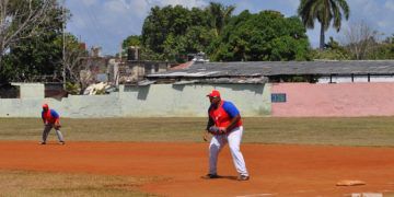 Lerys Aguilera juega la primera base en la Serie Provincial de Holguín con el equipo de Mayarí. Tras una tortuosa aventura en el exterior, el fornido inicialista busca reinsertarse en el béisbol cubano. Foto: Oreidis Pimentel.