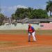 Lerys Aguilera juega la primera base en la Serie Provincial de Holguín con el equipo de Mayarí. Tras una tortuosa aventura en el exterior, el fornido inicialista busca reinsertarse en el béisbol cubano. Foto: Oreidis Pimentel.