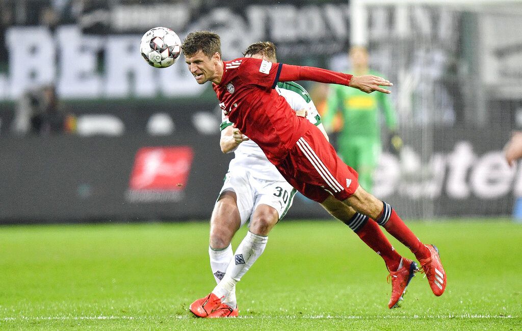 Thomas Mueller, a quien Low no convocará más, trata de cabecear el balón en un partido entre el Borussia Moenchengladbach y el Bayern de Munich por la Bundesliga, el sábado 2 de marzo de 2019. (AP Foto/Martin Meissner)